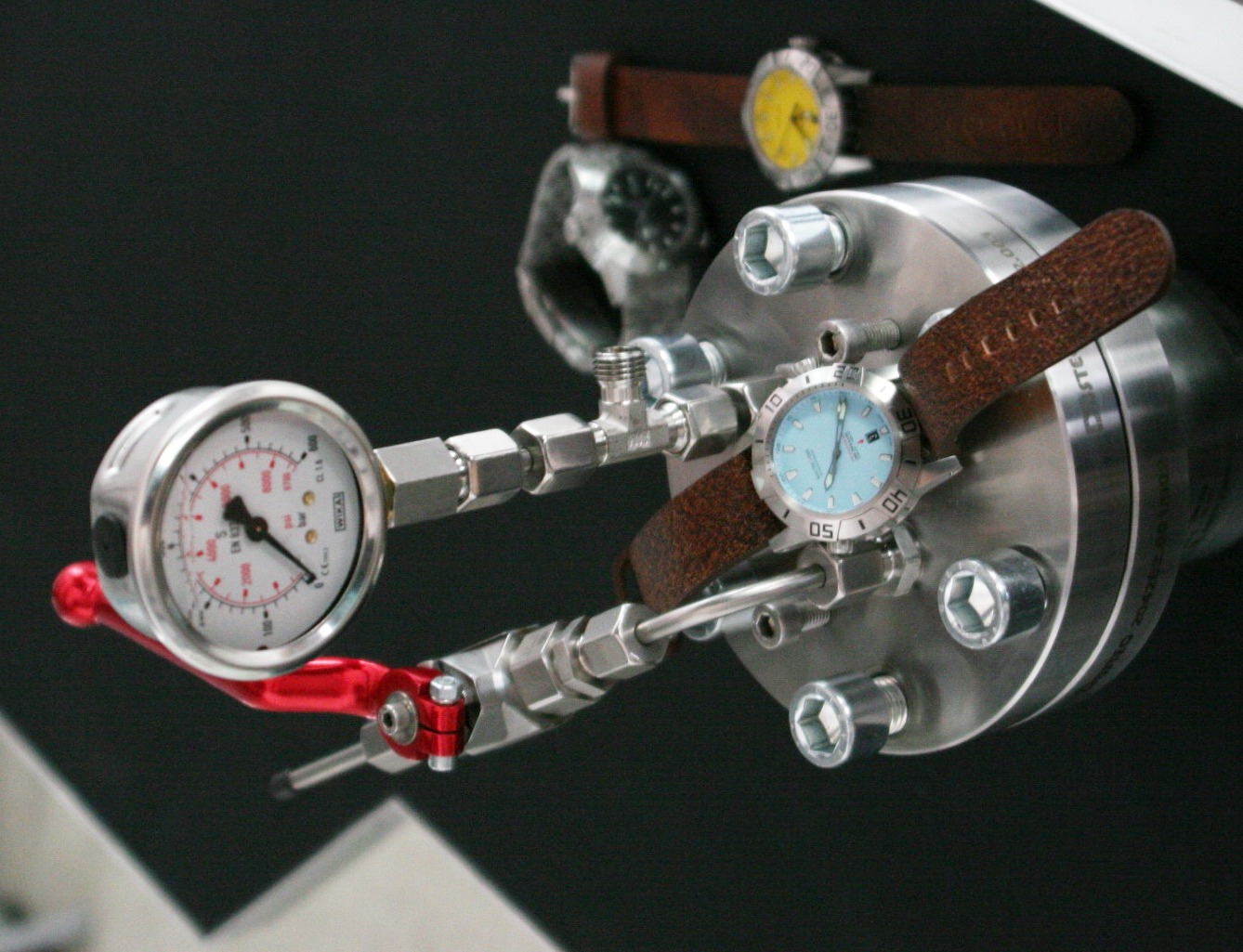 NauticFish Uhr in der Hochdruck-Prüfanlage